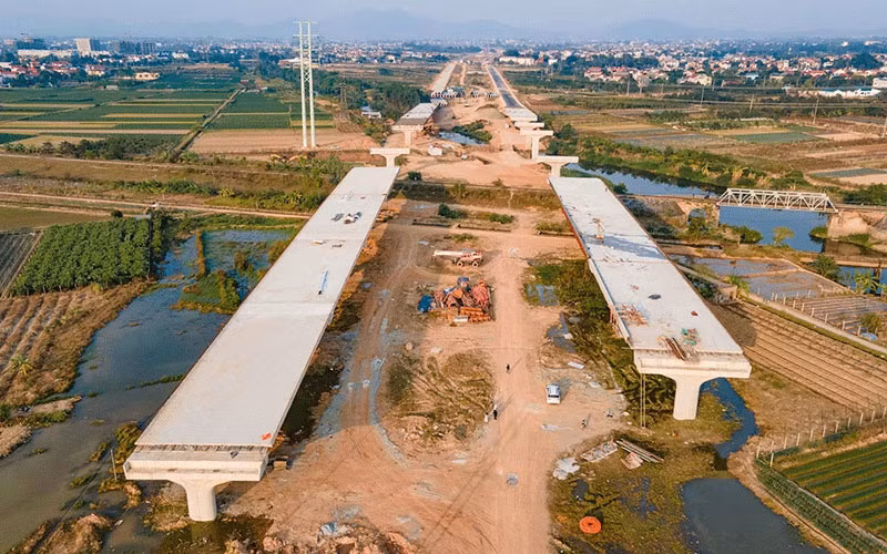 Đẩy nhanh tiến độ thi công vành đai 4 tại huyện Mê Linh. (Ảnh Tuấn Khải)