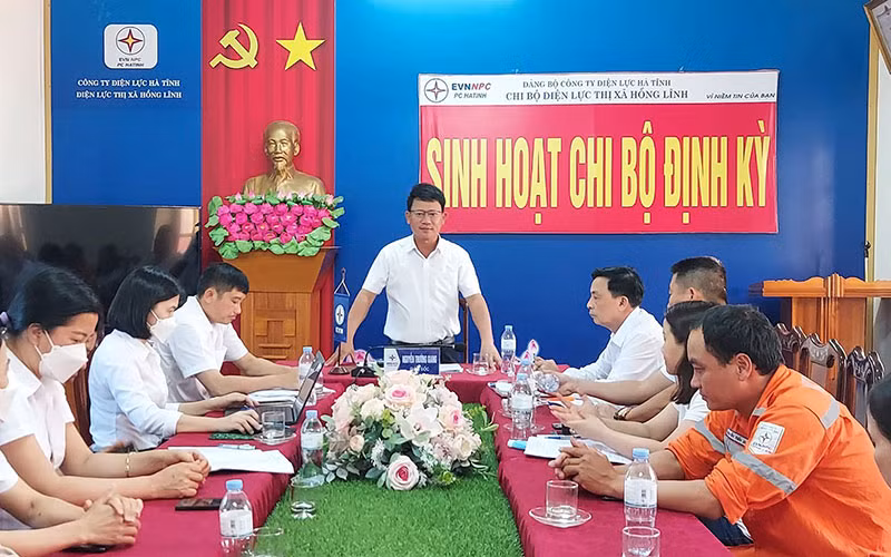 Buổi sinh hoạt định kỳ của Chi bộ Điện lực thị xã Hồng Lĩnh (Hà Tĩnh). (Ảnh HUYỀN TRANG)