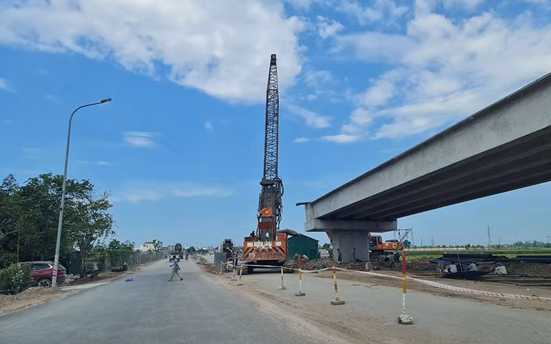 Một số đoạn tại các khu dân cư ở Diễn Phúc, Diễn Cát và đoạn cầu vượt đường sắt được thi công cầm chừng... chờ bàn giao mặt bằng.