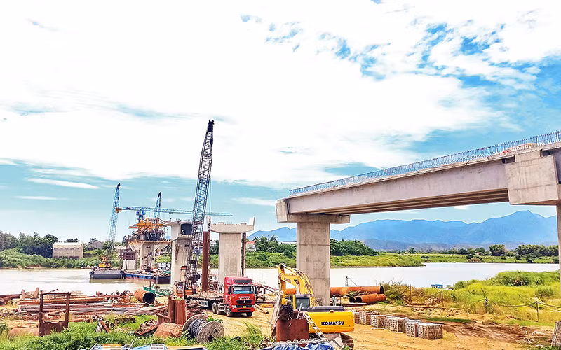 Nhà thầu khẩn trương thi công cầu Văn Ly bắc qua sông Thu Bồn, tỉnh Quảng Nam. 
