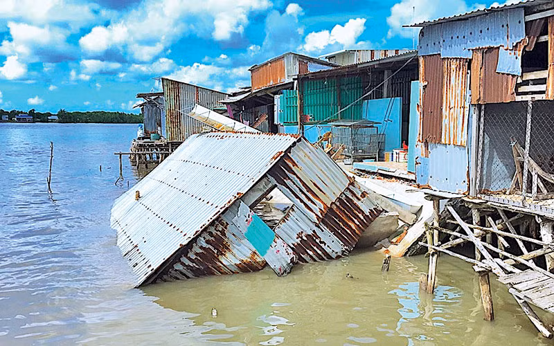 Một vụ sạt lở tại khu vực chợ thị trấn Năm Căn, huyện Năm Căn, tỉnh Cà Mau.