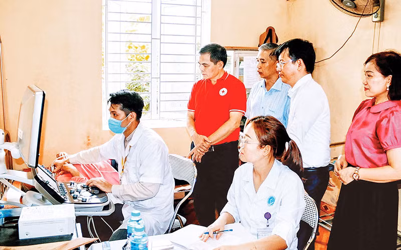 Siêu âm, kiểm tra sức khỏe cho các đối tượng chính sách. (Ảnh NGÔ QUANG DŨNG) 