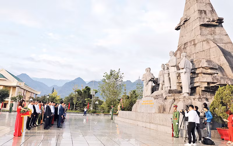 Tượng đài Bác Hồ với nhân dân các dân tộc Lai Châu.