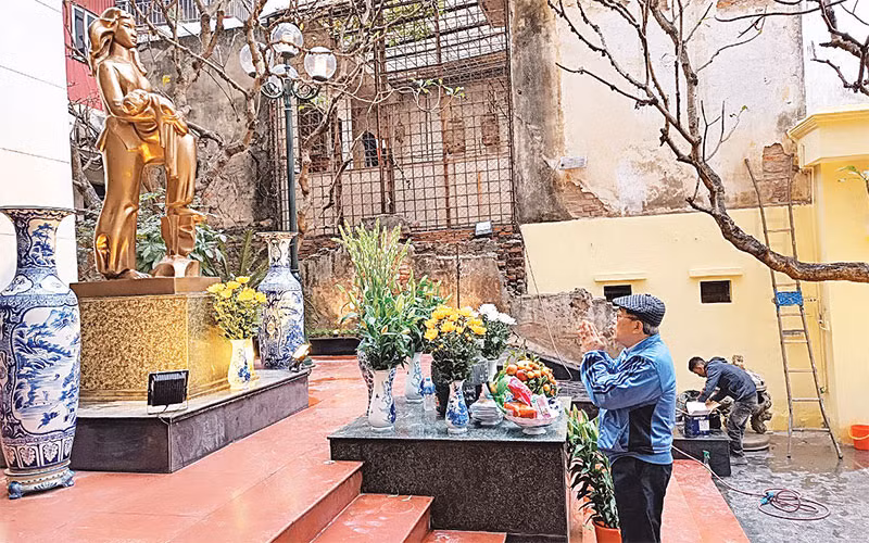 Ông Vũ Xuân Trường thắp nén nhang tại Đài tưởng niệm trên phố Khâm Thiên tưởng nhớ những người đã ngã xuống trong đêm 26/12/1972.