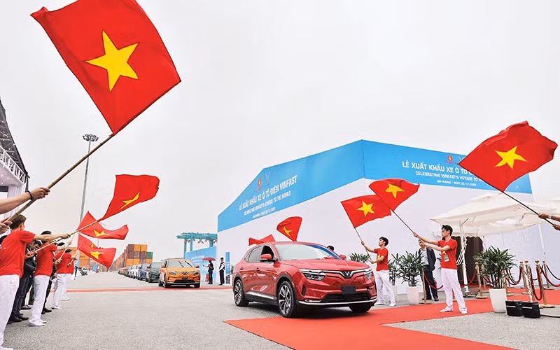 Việc VinFast xuất khẩu lô ô-tô điện đầu tiên đánh dấu bước tiến của ngành công nghiệp xe hơi Việt Nam. Ảnh: Phương Linh 