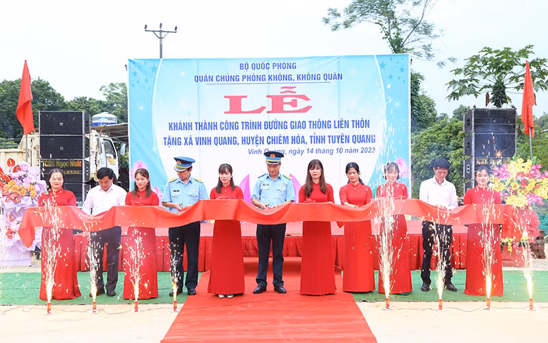Đại diện Quân chủng Phòng không-Không quân và chính quyền địa phương cắt băng khánh thành đường giao thông tại thôn Tiên Hóa 2, xã Vinh Quang, huyện Chiêm Hóa, tỉnh Tuyên Quang.
