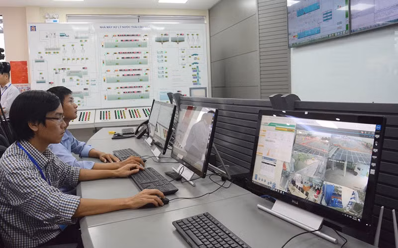 Vận hành hệ thống giám sát tại Nhà máy xử lý nước thải làng nghề Cầu Ngà, huyện Hoài Đức, Hà Nội. (Ảnh MINH HÀ)