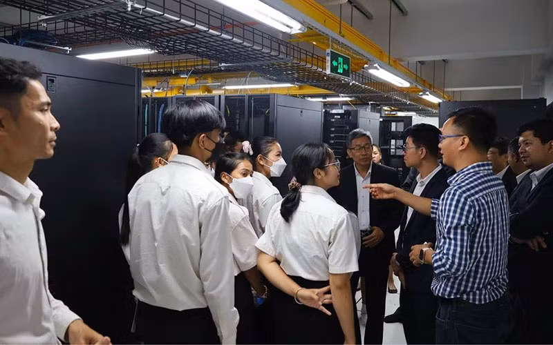 Sinh viên Trường đại học Bách khoa quốc gia Campuchia tham quan, tìm hiểu Trung tâm Điều hành kỹ thuật của Metfone.