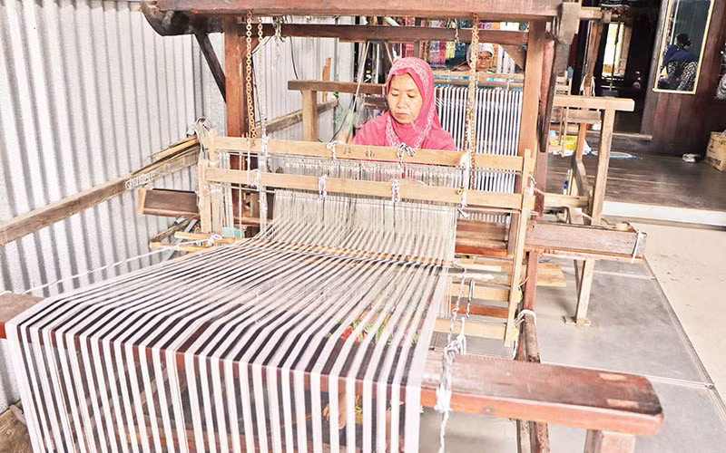 Nghề dệt thổ cẩm tại làng Chăm xã Châu Phong, thị xã Tân Châu, tỉnh An Giang.