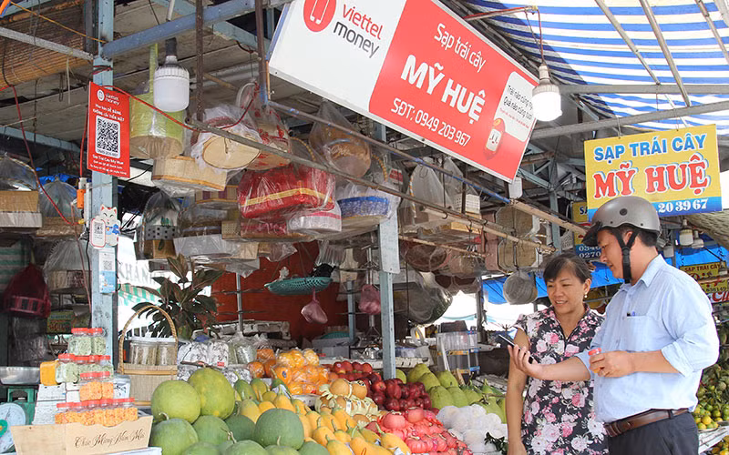 Tiểu thương và người tiêu dùng ở chợ Vĩnh Long đã quen dần với cách thanh toán không dùng tiền mặt.