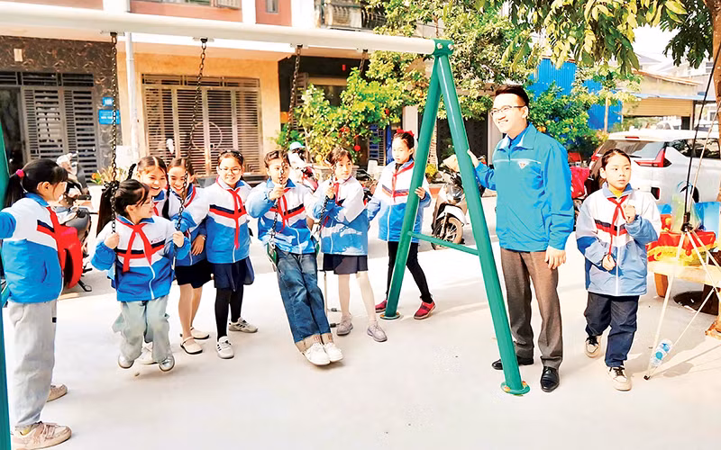 Công trình “Sân chơi cộng đồng” tại khu tái định cư Cái Hòm, tổ dân phố số 32, phường Đông Khê (quận Ngô Quyền) được khánh thành tạo địa điểm cho thanh thiếu niên, học sinh và nhân dân trong khu vực vui chơi giải trí, rèn luyện sức khỏe.