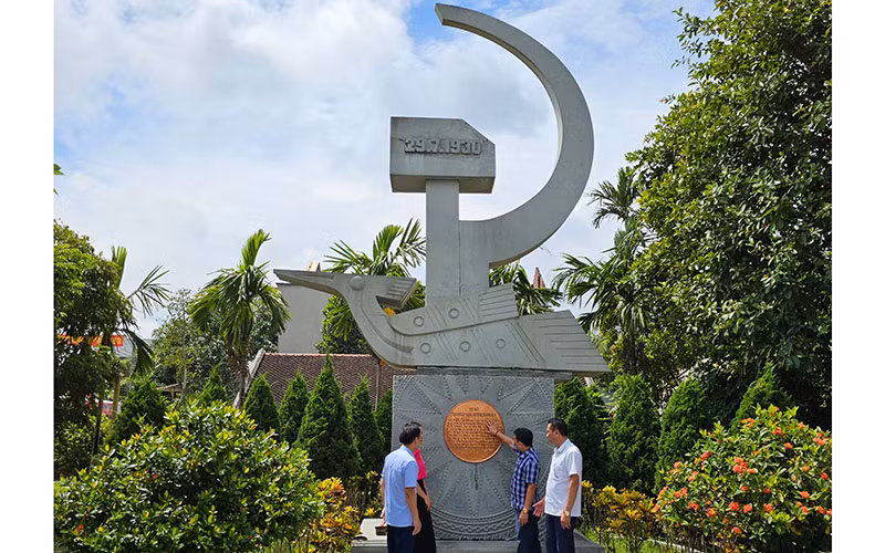 Công trình tôn vinh sự kiện thành lập Đảng bộ tỉnh Thanh Hóa vào ngày 29/7/1930.
