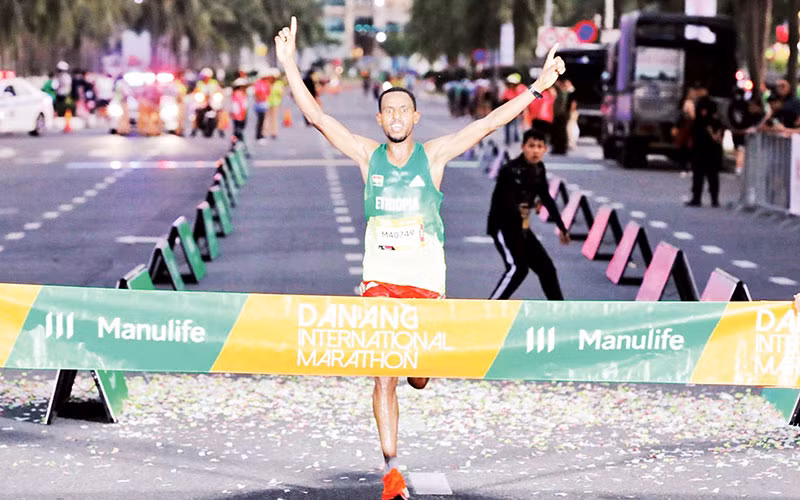 VĐV Takele Ebisa người Ethiopia về đích đầu tiên đường đua tiêu chuẩn 42,195 km với thành tích 2:26:11.