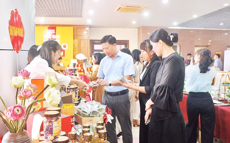 Gian hàng trưng bày giới thiệu sản phẩm của các doanh nghiệp, cơ sở sản xuất tại hội nghị xúc tiến đầu tư của tỉnh Hà Nam.