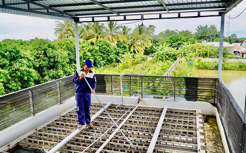Nhân viên Công ty TNHH Cấp thoát nước Ngọc Lợi (xã An Phong, huyện Thanh Bình, Đồng Tháp) vệ sinh hệ thống lọc nước.