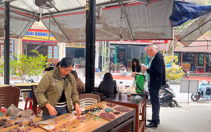 Khách du lịch nước ngoài tìm hiểu đá quý ở Lục Yên, tỉnh Yên Bái. 