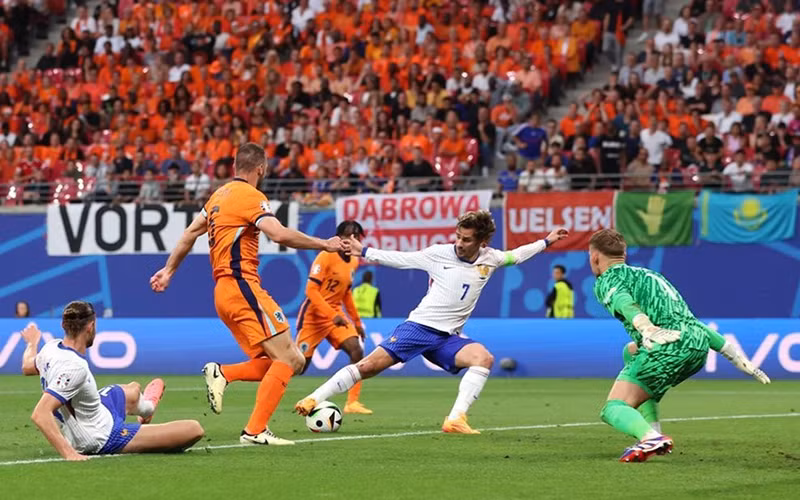 Pha bóng trong trận Pháp (áo trắng) hòa Hà Lan 0-0. 