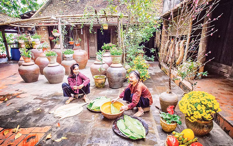 Cuộc sống của người dân trong những ngôi nhà cổ ở làng cổ Đường Lâm. (Ảnh Ngọc Diệp)