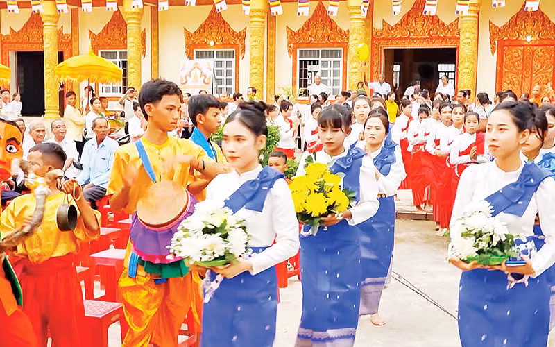 Dâng lễ vật và làm Lễ đắp núi cát cầu mùa màng bội thu tại chùa Viễn Quang, quận Ninh Kiều, TP Cần Thơ.