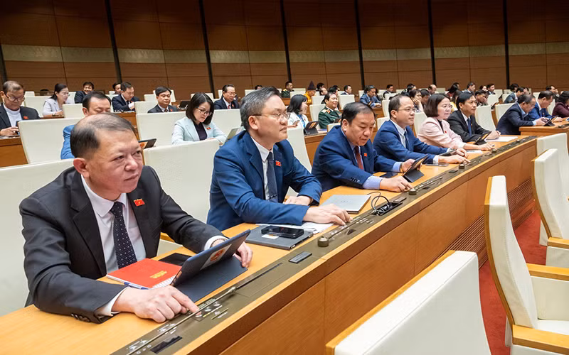 Với đa số đại biểu tán thành, tại kỳ họp bất thường thứ 5, Quốc hội khóa XV thông qua Luật Đất đai (sửa đổi). (Ảnh DUY LINH)