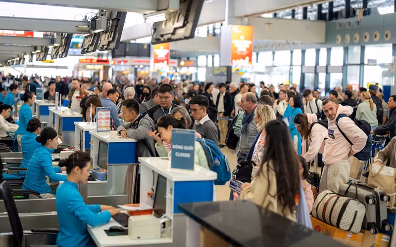 Hành khách làm thủ tục tại Cảng Hàng không quốc tế Nội Bài (Hà Nội).