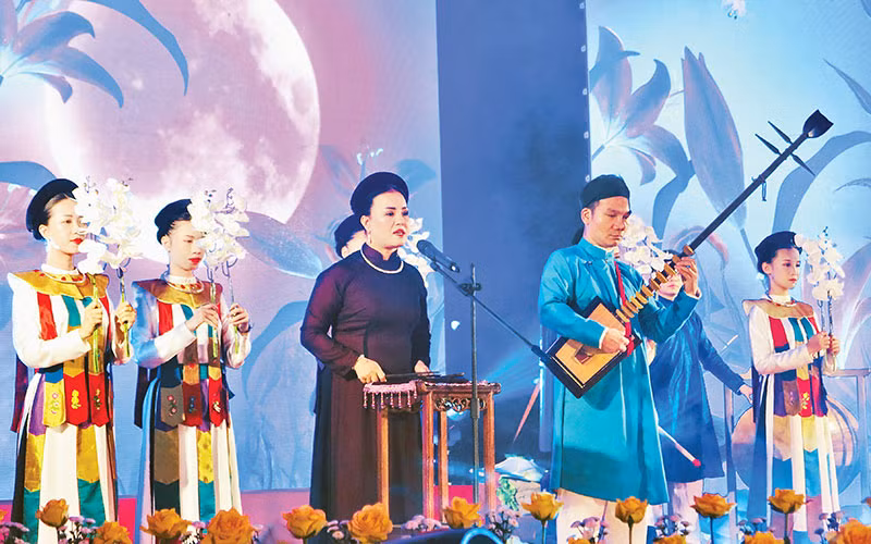 Các nghệ nhân ca trù trình diễn tại sân khấu Nhà Kèn (Hải Phòng).