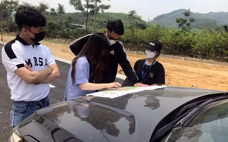 Tư vấn, môi giới bất động sản cho khách hàng tại Hà Nội. (Ảnh TUẤN MINH)