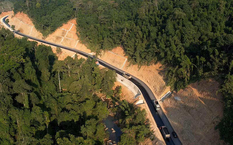 Một đoạn tuyến đường từ thành phố Bắc Kạn đi hồ Ba Bể, kết nối sang Na Hang (Tuyên Quang) đang được thi công.