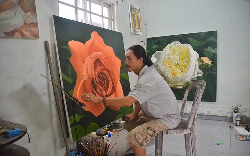 Vẽ hoa hồng là sở trường của Trần Huy Tuân.