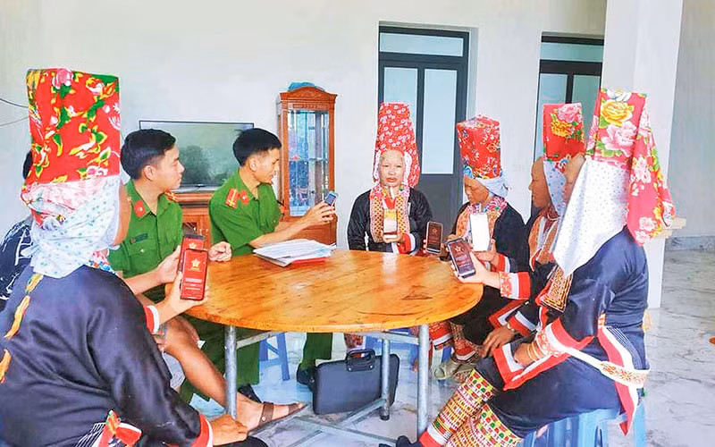 Công an xã Lục Hồn, huyện Bình Liêu (Quảng Ninh) hướng dẫn người dân cài đặt ứng dụng VneID trên điện thoại thông minh.