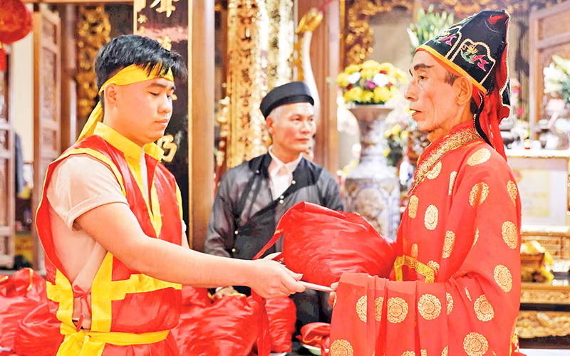 Các quan đám nhận hoa sau khi làm lễ.