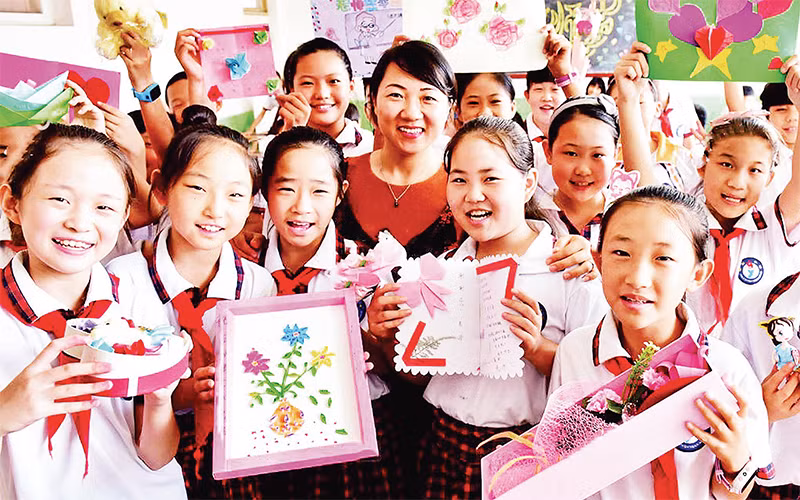 Học sinh tri ân cô giáo nhân Ngày Nhà giáo Việt Nam 20/11. (Ảnh THU NGA)