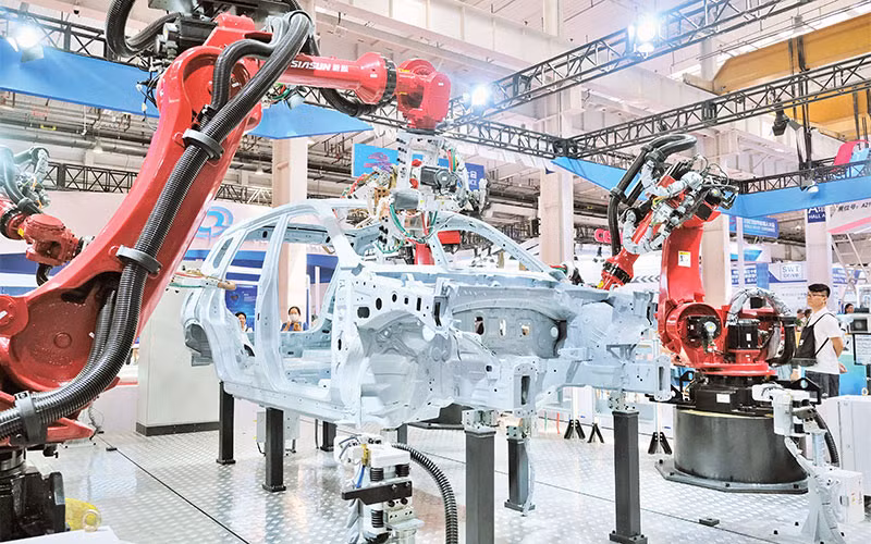 Một thương hiệu robot lắp ráp ô-tô của Trung Quốc tại Hội chợ robot thế giới năm 2023.