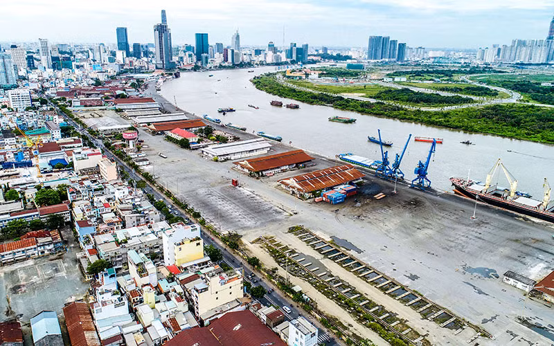 Cảng Khánh Hội đang được di dời để mở rộng đường Nguyễn Tất Thành (Quận 4). (Ảnh MINH TÚ)