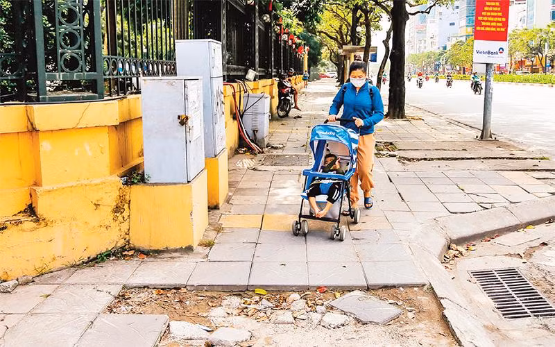 Đá lát vỉa hè bị xuống cấp trên đường Trần Duy Hưng, quận Cầu Giấy. (Ảnh PHẠM HÙNG)