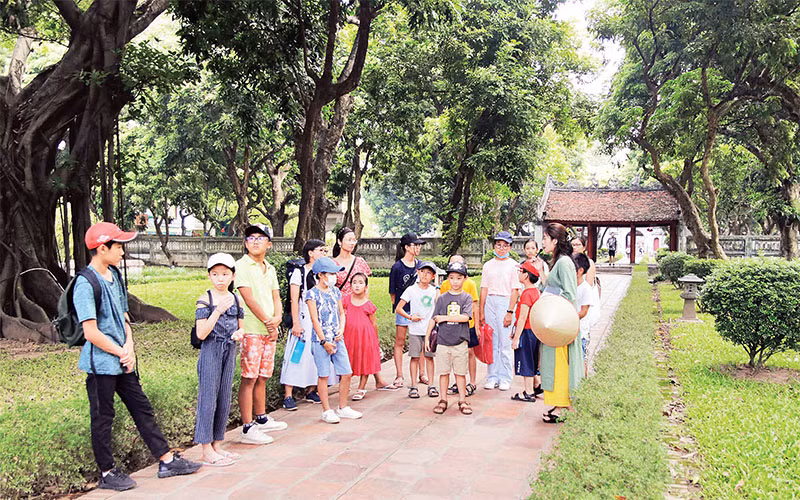 Học sinh Thủ đô tham gia các hoạt động giáo dục kết hợp tham quan, trải nghiệm tại di tích Văn Miếu - Quốc Tử Giám.