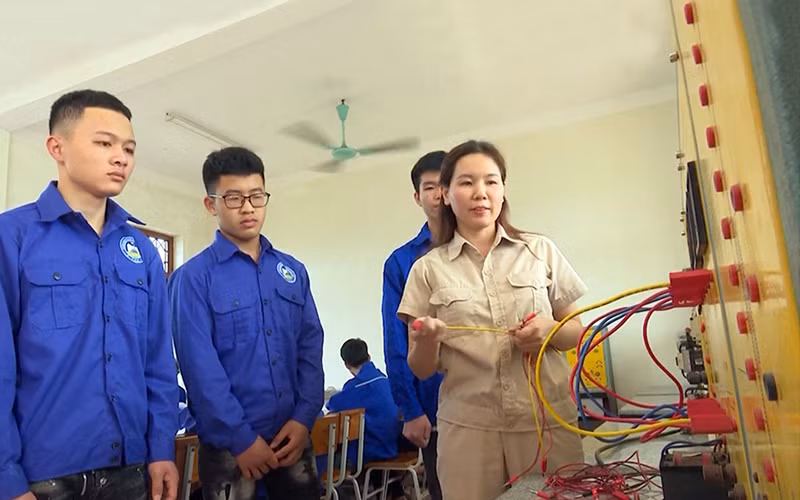 Mô hình đào tạo song song học nghề và học văn hóa cho học sinh đã tốt nghiệp trung học cơ sở tại Trường cao đẳng Than khoáng sản Việt Nam, tỉnh Thái Nguyên. (Ảnh TRỌNG BÌNH)