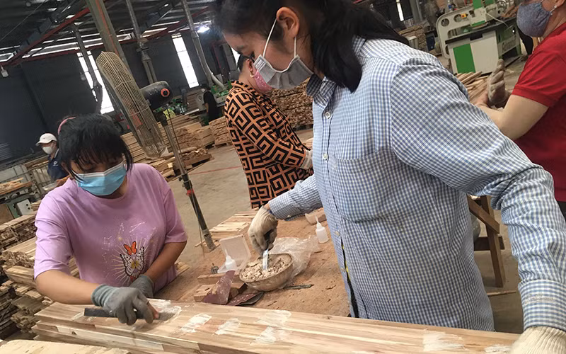 Chế biến gỗ nguyên liệu nhập khẩu tại Công ty TAVICO (Đồng Nai).