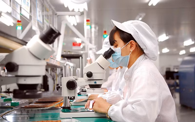 Hoạt động nghiên cứu tại Viện Khoa học và Công nghệ Việt Nam-Hàn Quốc.