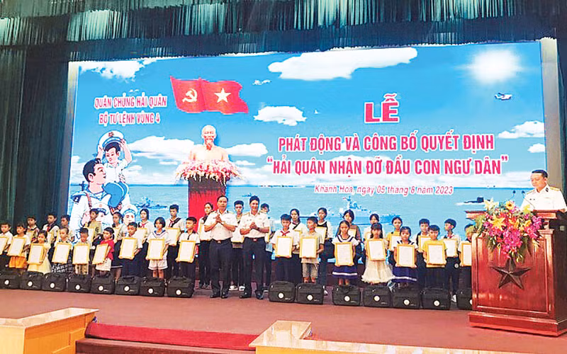 Trao quyết định và tặng quà các cháu được nhận đỡ đầu. 