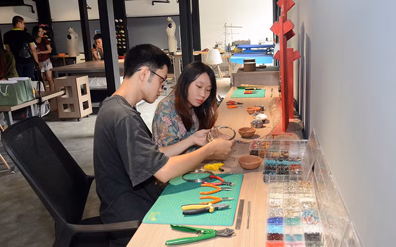 Các bạn trẻ làm việc tại không gian sáng tạo UPGen Lương Yên, Hà Nội. (Ảnh ĐĂNG ANH)