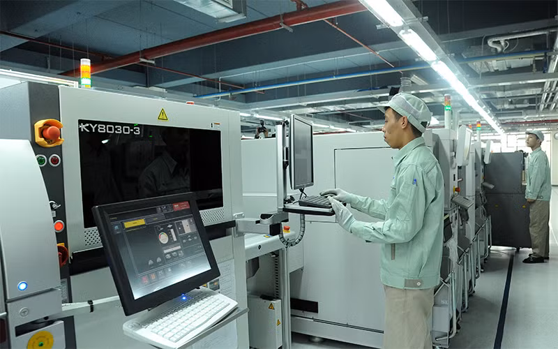 Công nhân Công ty cổ phần Công nghệ công nghiệp Bưu chính viễn thông Việt Nam (VNPT Technology) tại Khu Công nghệ cao Hòa Lạc sản xuất và lắp ráp linh kiện điện tử. Ảnh: Trần Hải