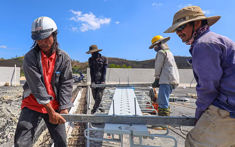 Nhà thầu Trung Chính thi công lắp đặt khe co giãn cầu chính tuyến trên đường cao tốc Phan Thiết-Dầu Giây. 