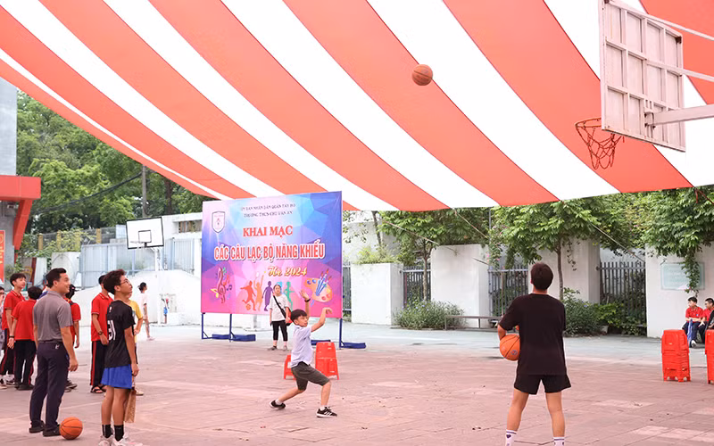 Học sinh Trường THCS Chu Văn An, quận Tây Hồ (Hà Nội) tham gia hoạt động hè năm 2024 tại trường.