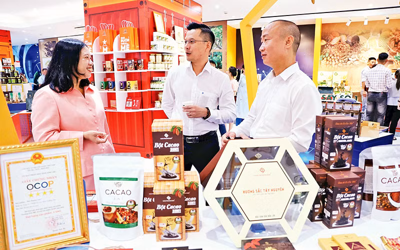 Doanh nghiệp lương thực, thực phẩm trưng bày, giới thiệu sản phẩm tại Showroom Trung tâm Xúc tiến Thương mại và Đầu tư Thành phố Hồ Chí Minh.