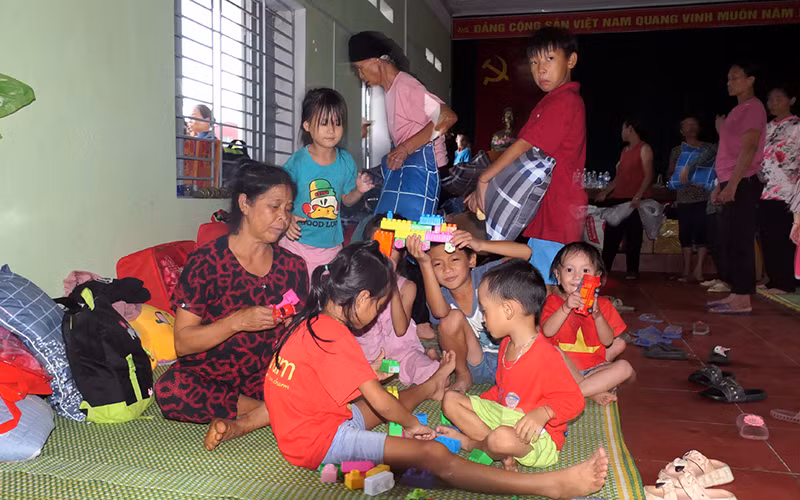 Người dân trong vùng nguy hiểm tại thôn Thượng Mỹ, xã Việt Vinh, huyện Bắc Quang được đưa đến nơi an toàn.