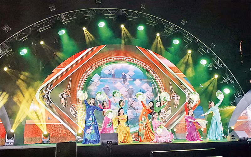 Hoạt động văn nghệ quần chúng tại phố đi bộ Trịnh Công Sơn ngày càng hấp dẫn.