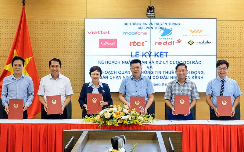 Đại diện các nhà mạng di động ký cam kết kế hoạch chặn và xử lý cuộc gọi rác. (Ảnh Trọng Đạt)