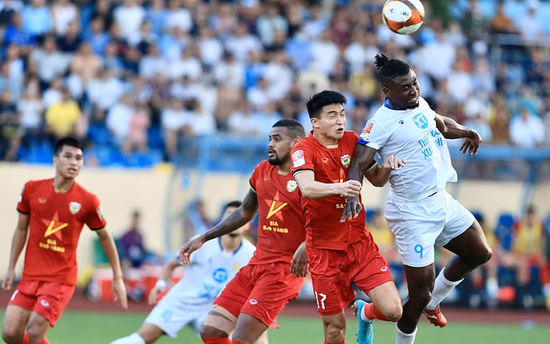 Thép Xanh Nam Định (áo trắng) bị chia điểm một cách đáng tiếc trên sân nhà. (Ảnh VPF )