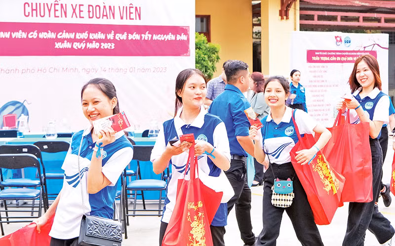 Các sinh viên nhận vé “0 đồng” của chương trình “Chuyến xe đoàn viên” do Trường đại học Sài Gòn tổ chức.